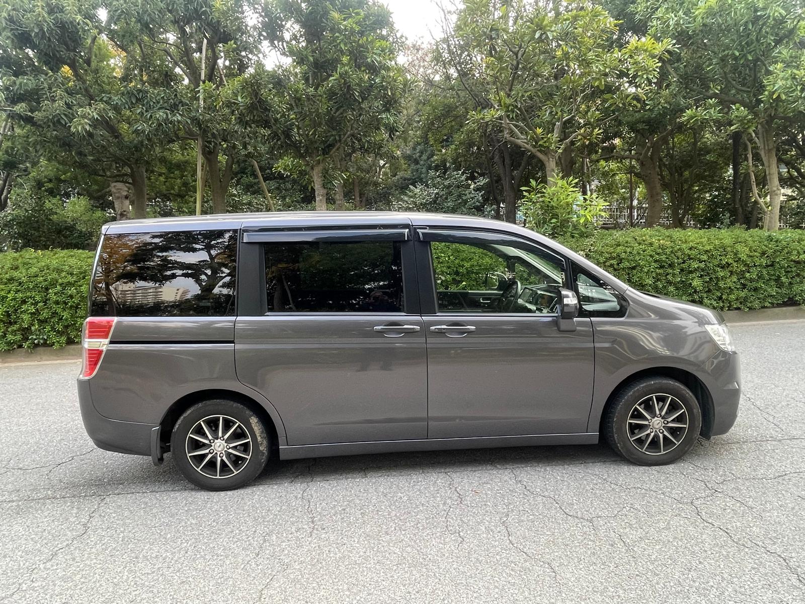 Honda Stepwagon (Black)