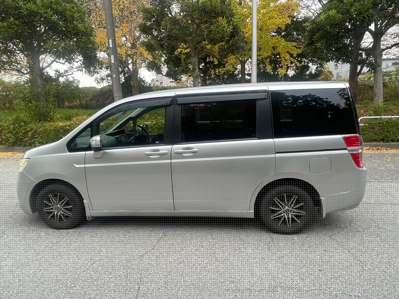 Honda Stepwagon (White)